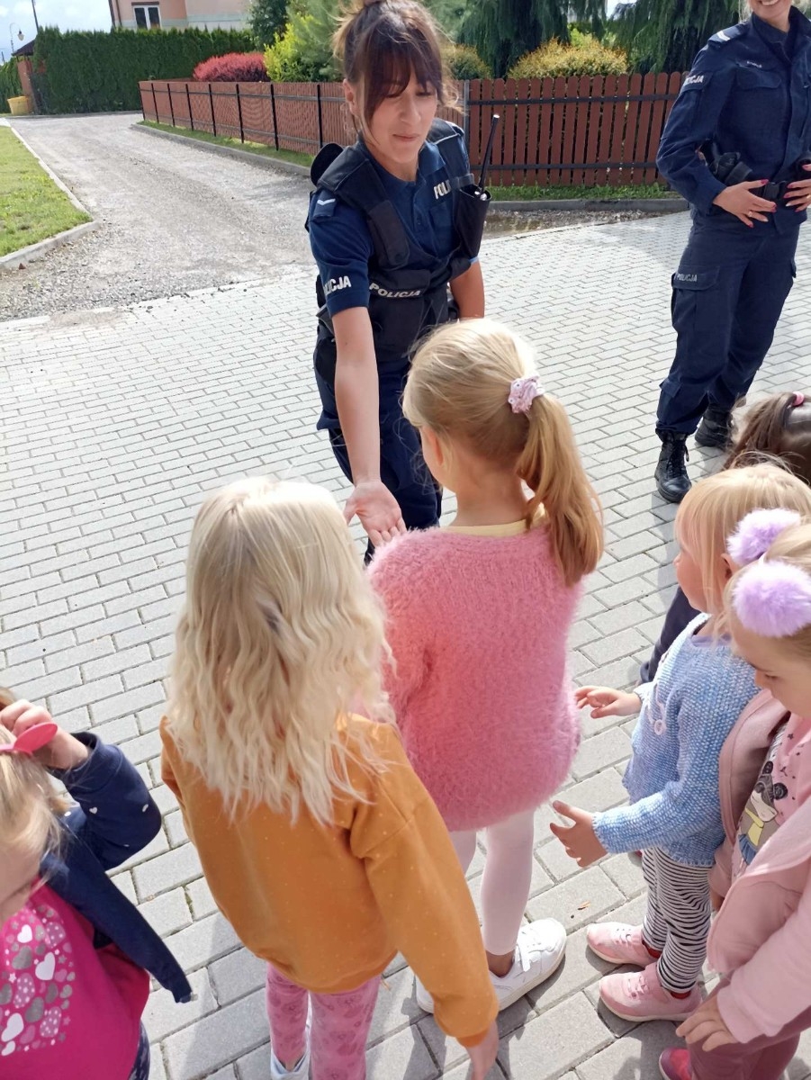 Policjantka na spotkaniu z przedszkolakami