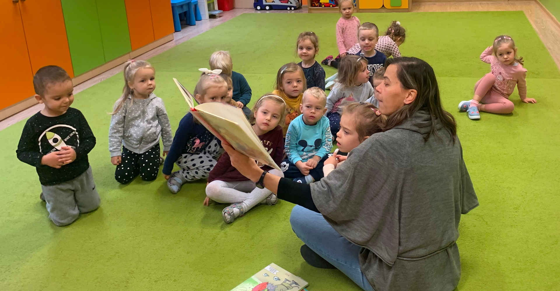 Wychowawczyni z dziećmi i książką