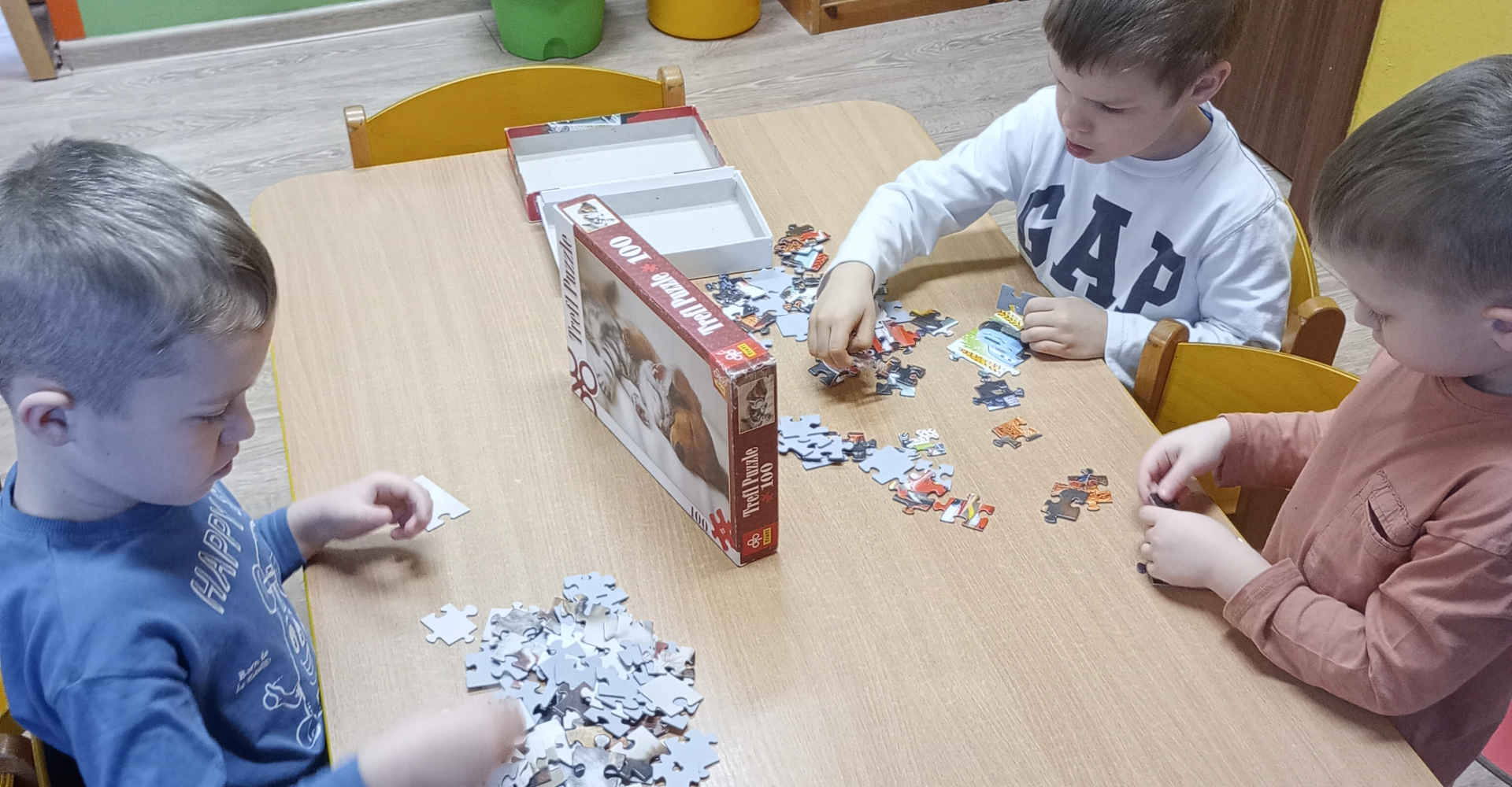 Dzieci układają puzzle