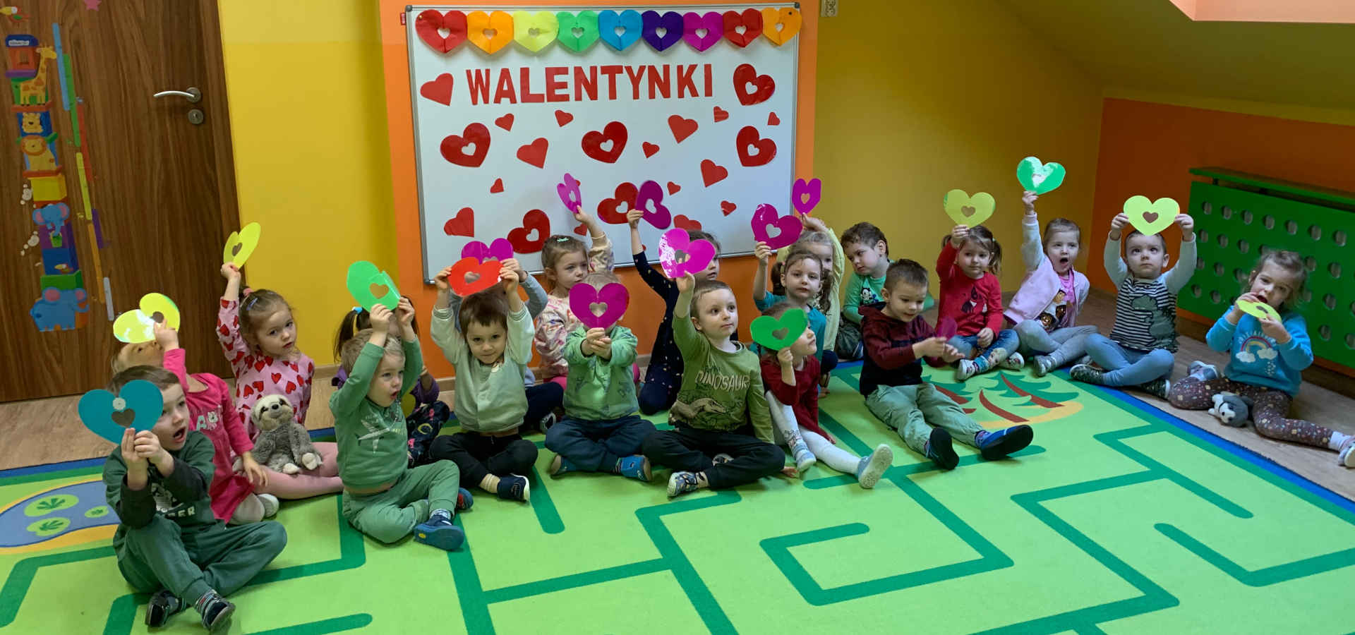 Dzieci siedzą na macie