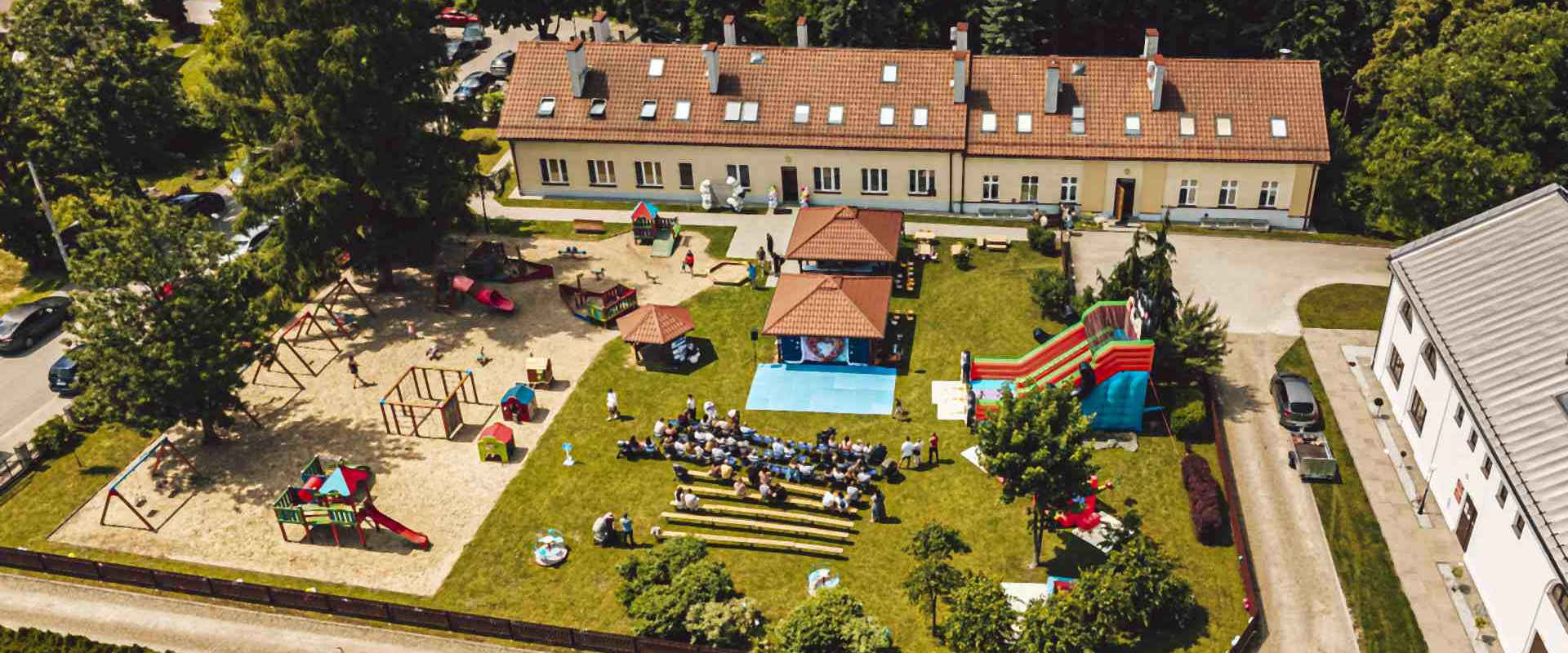Zdjęciu z lotu dronem placu, na którym odbywał się piknik