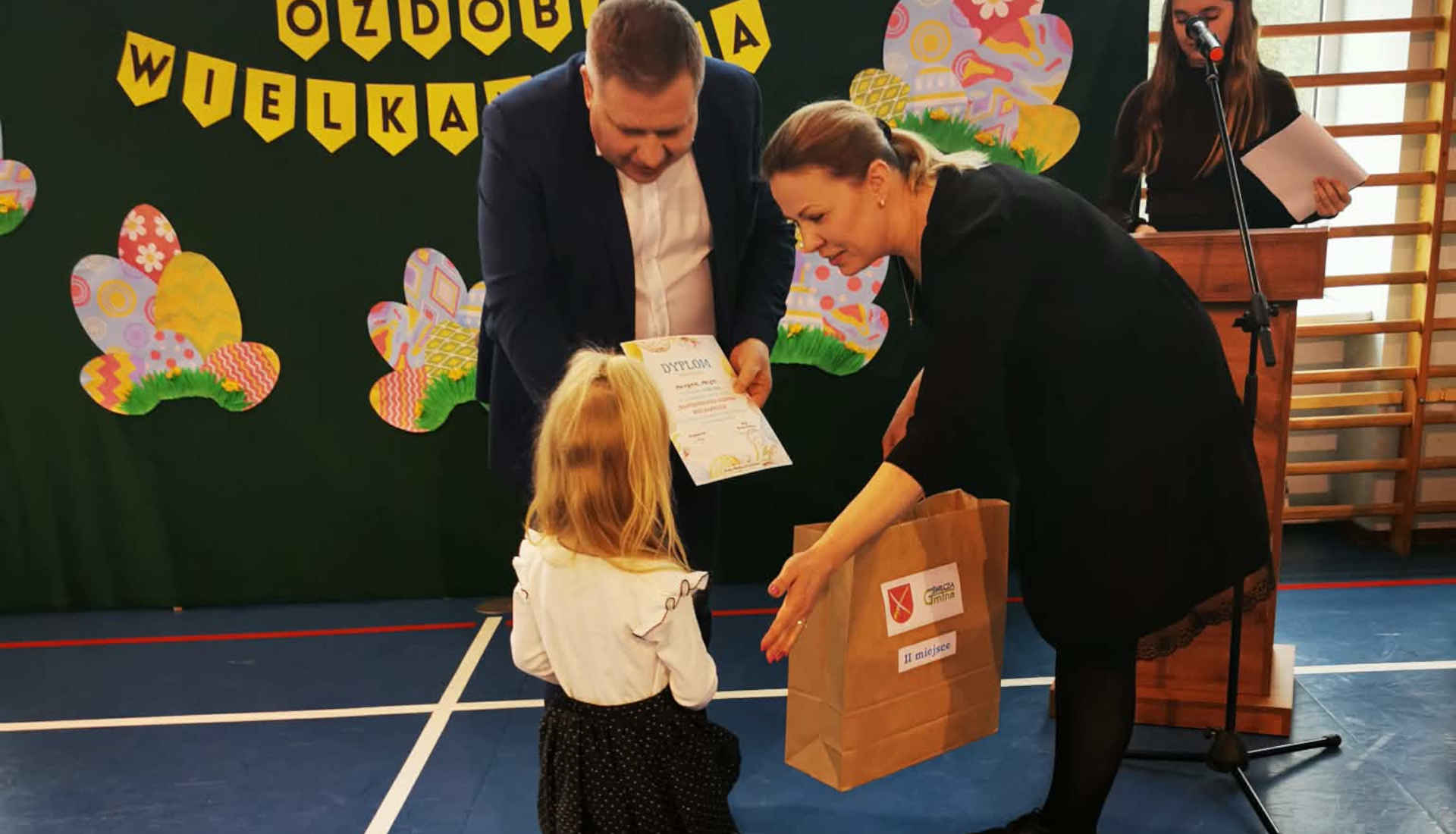 Wręczanie nagrody dla laureatki konkursu