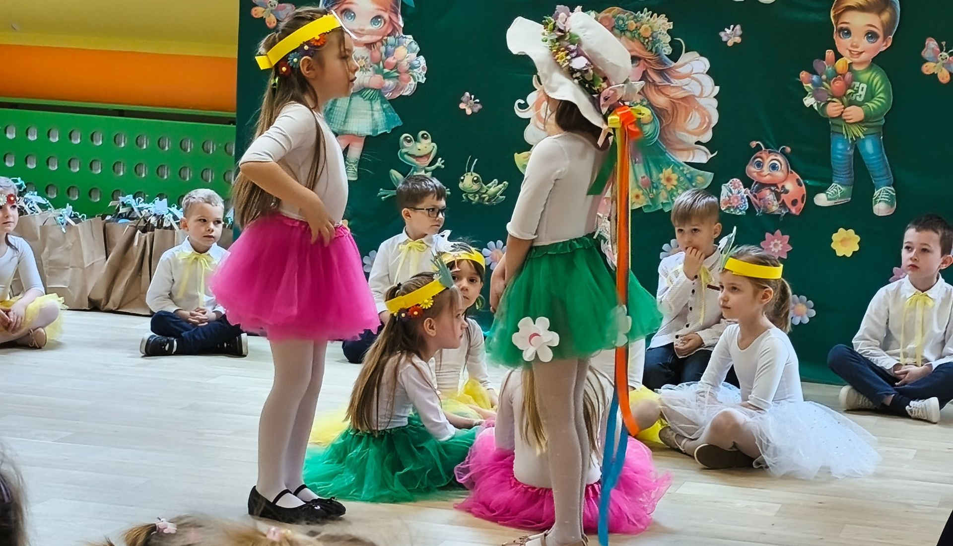Dwie dziewczynki w strojach wiosennych