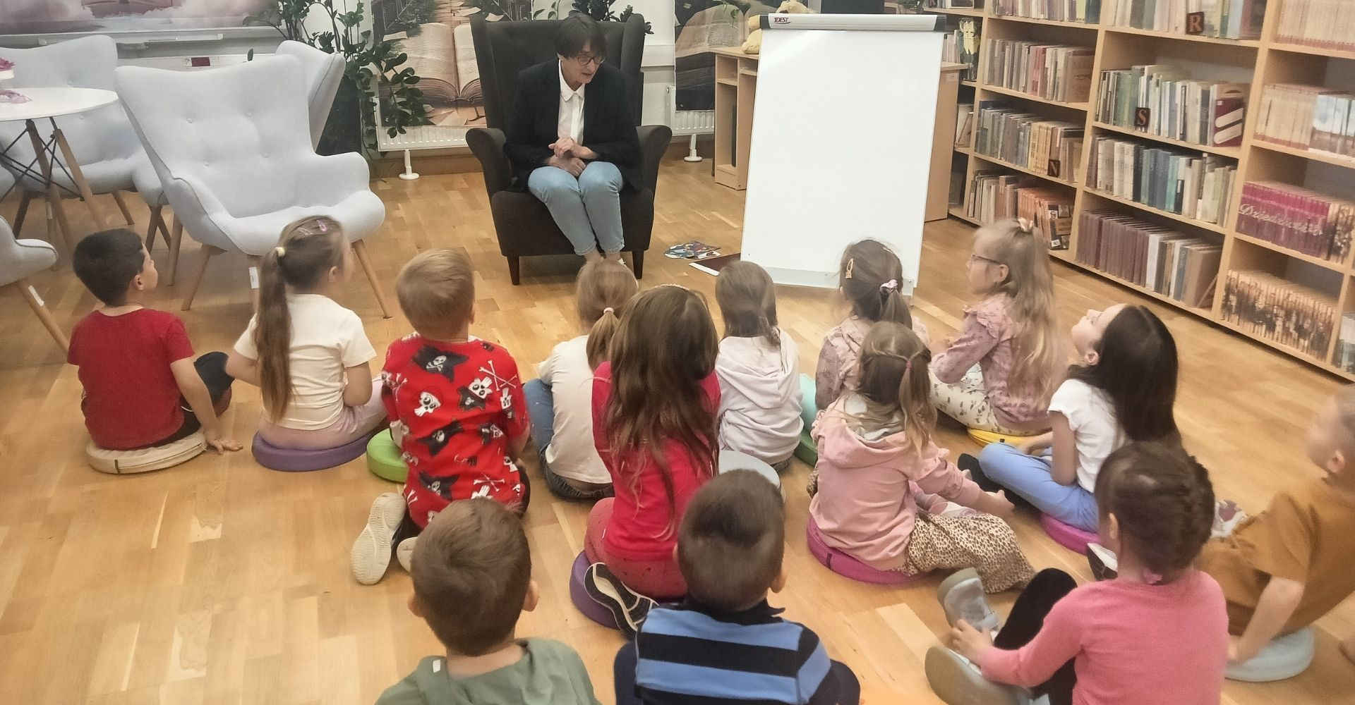 Zdjęcie grupowe podczas wizyty w bibliotece
