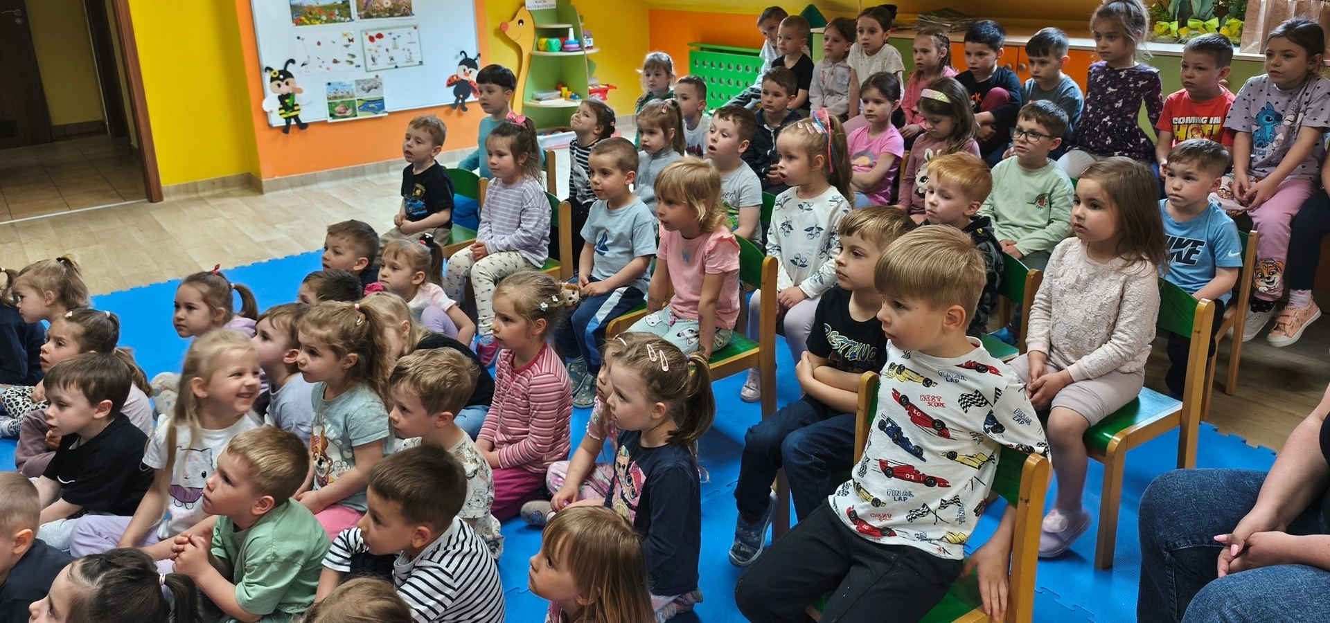Zdjęcie grupowe podczas zajęć muzycznych