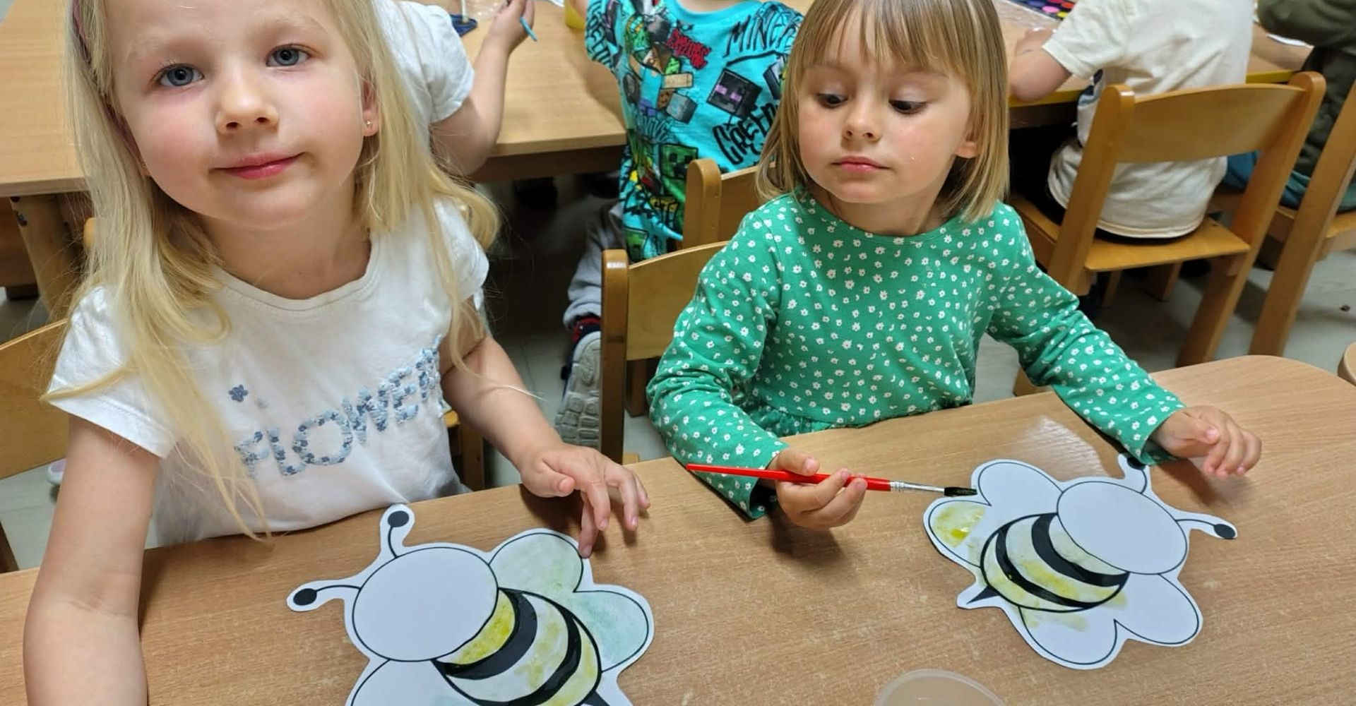 Dziewczynki z pracami plastycznymi - pszczoły