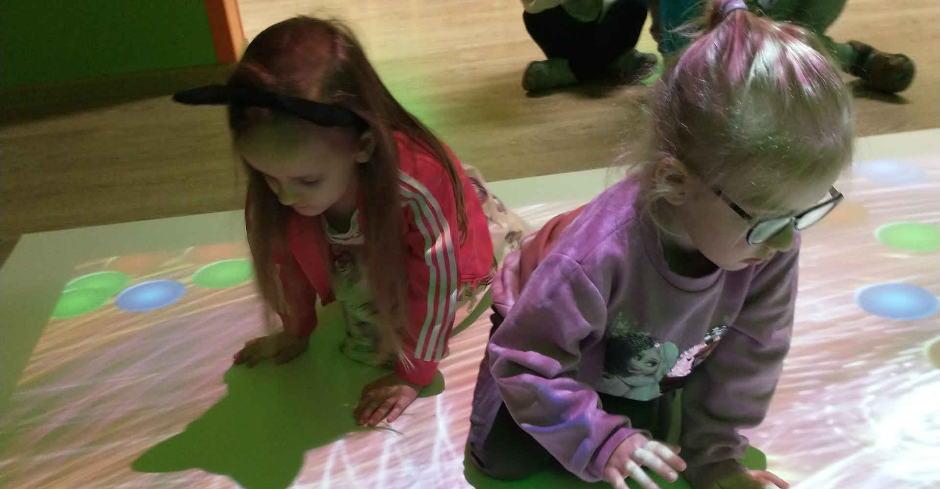 Dzieci na interaktywnym dywanie