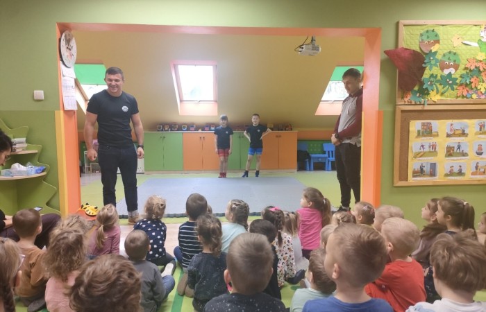 Pokaz gimnastyczno–zapaśniczy w Przedszkolu