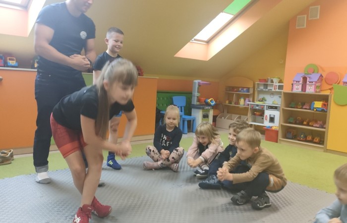 Pokaz gimnastyczno–zapaśniczy w Przedszkolu