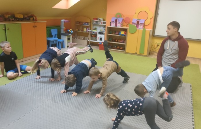 Pokaz gimnastyczno–zapaśniczy w Przedszkolu