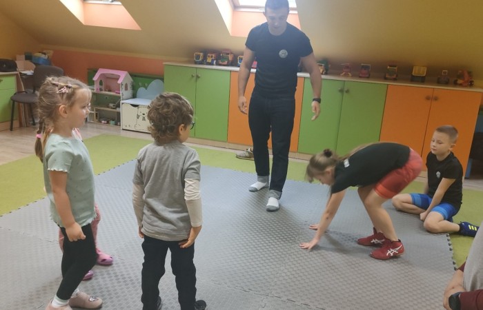 Pokaz gimnastyczno–zapaśniczy w Przedszkolu