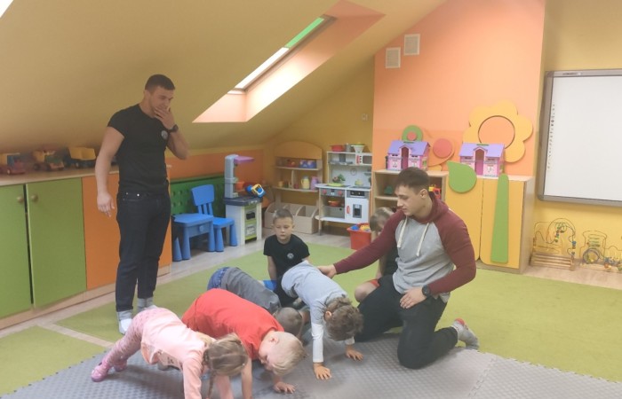 Pokaz gimnastyczno–zapaśniczy w Przedszkolu