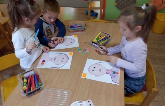 Świat emocji i zmysłów w grupie Smerfy
