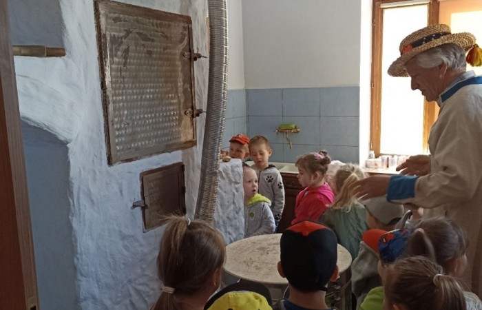 Wycieczka „Smerfów” do Regionalnego Domu Tradycji Ludowej w Trzcianie