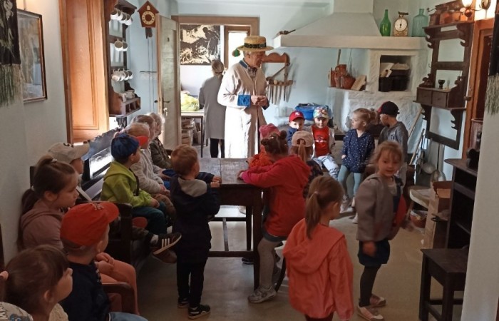 Wycieczka „Smerfów” do Regionalnego Domu Tradycji Ludowej w Trzcianie