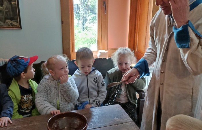 Wycieczka „Smerfów” do Regionalnego Domu Tradycji Ludowej w Trzcianie