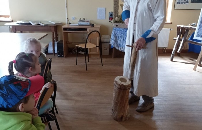 Wycieczka „Smerfów” do Regionalnego Domu Tradycji Ludowej w Trzcianie
