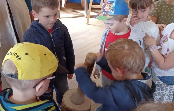 Wycieczka „Smerfów” do Regionalnego Domu Tradycji Ludowej w Trzcianie