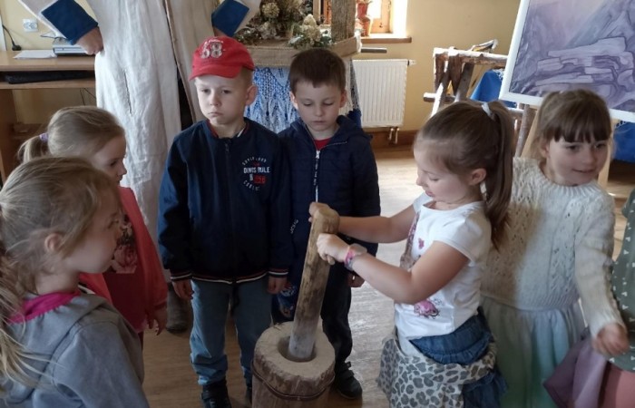 Wycieczka „Smerfów” do Regionalnego Domu Tradycji Ludowej w Trzcianie