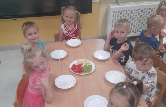 „Na zdrowie” – owocowe szaszłyki w przedszkolu