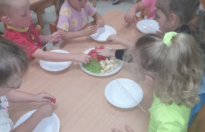 „Na zdrowie” – owocowe szaszłyki w przedszkolu