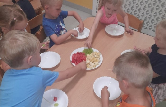 „Na zdrowie” – owocowe szaszłyki w przedszkolu