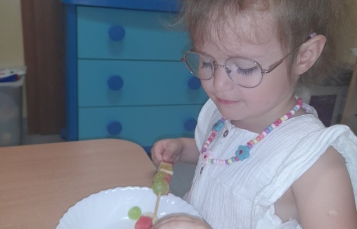 „Na zdrowie” – owocowe szaszłyki w przedszkolu