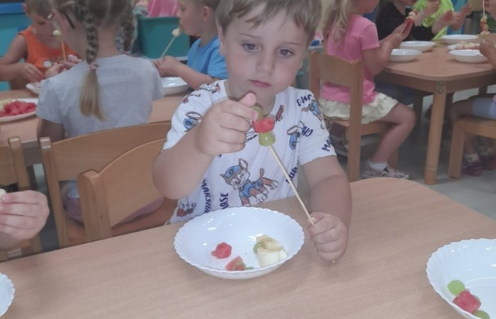 „Na zdrowie” – owocowe szaszłyki w przedszkolu