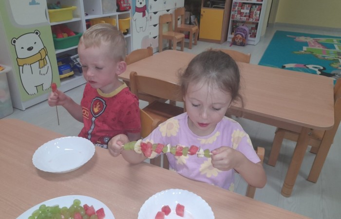 „Na zdrowie” – owocowe szaszłyki w przedszkolu