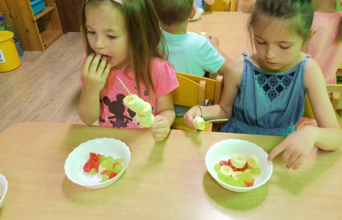 „Na zdrowie” – owocowe szaszłyki w przedszkolu