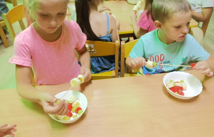 „Na zdrowie” – owocowe szaszłyki w przedszkolu