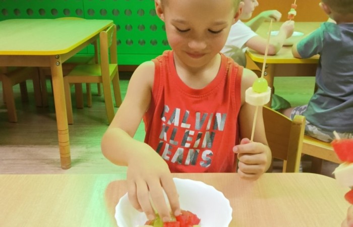 „Na zdrowie” – owocowe szaszłyki w przedszkolu