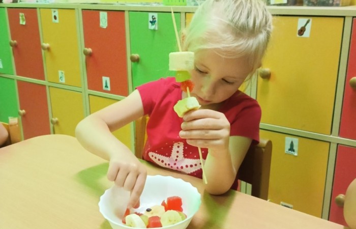 „Na zdrowie” – owocowe szaszłyki w przedszkolu