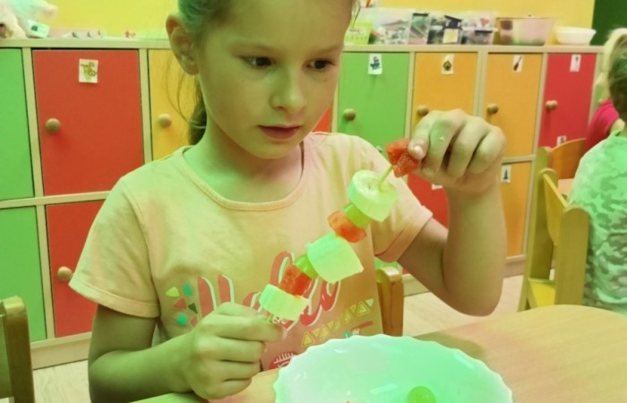 „Na zdrowie” – owocowe szaszłyki w przedszkolu