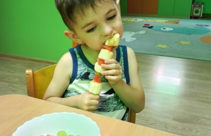 „Na zdrowie” – owocowe szaszłyki w przedszkolu
