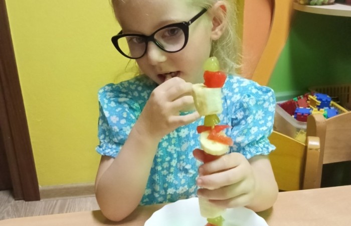 „Na zdrowie” – owocowe szaszłyki w przedszkolu