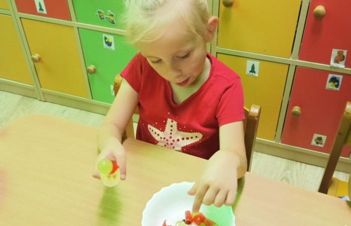 „Na zdrowie” – owocowe szaszłyki w przedszkolu