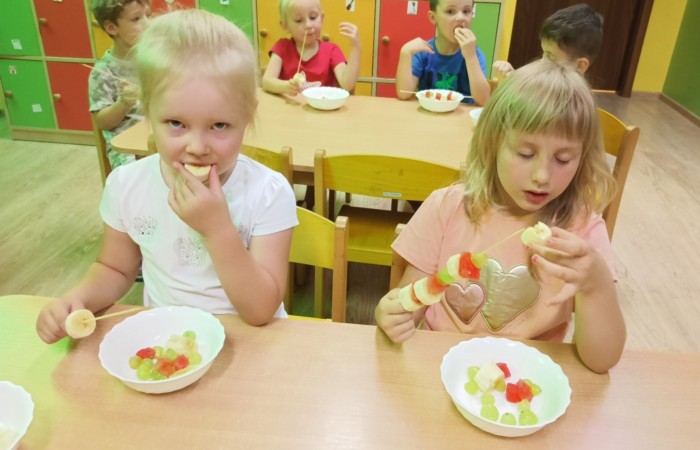 „Na zdrowie” – owocowe szaszłyki w przedszkolu