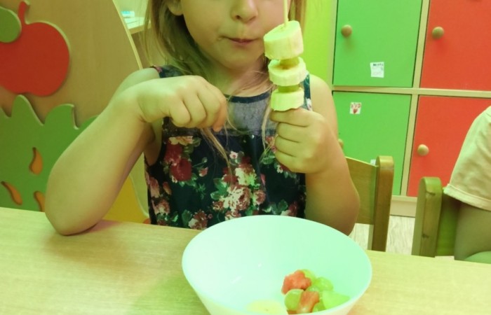 „Na zdrowie” – owocowe szaszłyki w przedszkolu