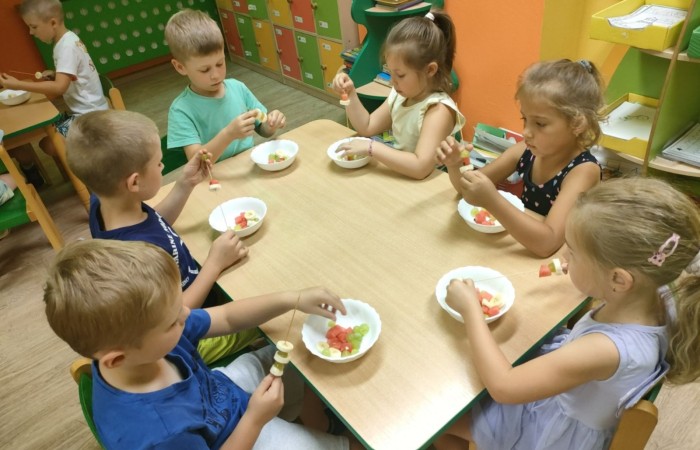 „Na zdrowie” – owocowe szaszłyki w przedszkolu