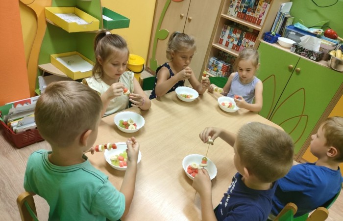 „Na zdrowie” – owocowe szaszłyki w przedszkolu