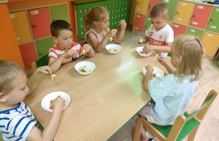„Na zdrowie” – owocowe szaszłyki w przedszkolu
