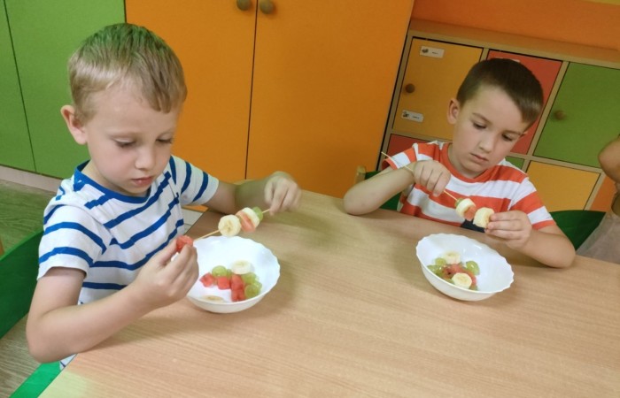 „Na zdrowie” – owocowe szaszłyki w przedszkolu