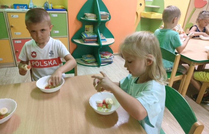 „Na zdrowie” – owocowe szaszłyki w przedszkolu
