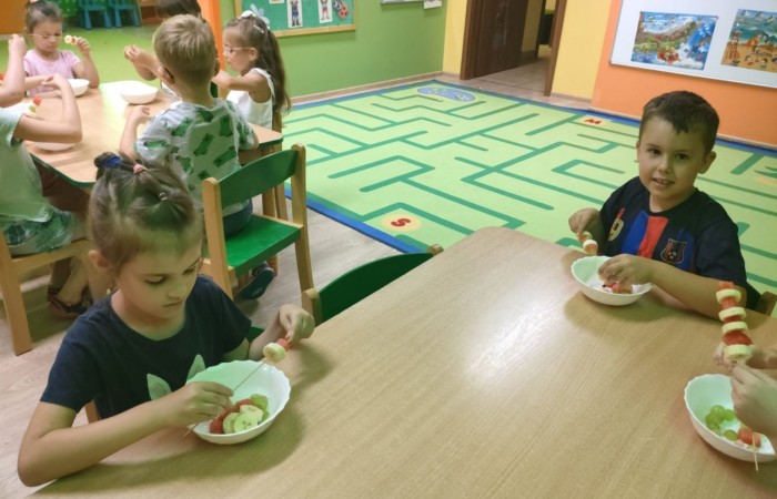 „Na zdrowie” – owocowe szaszłyki w przedszkolu