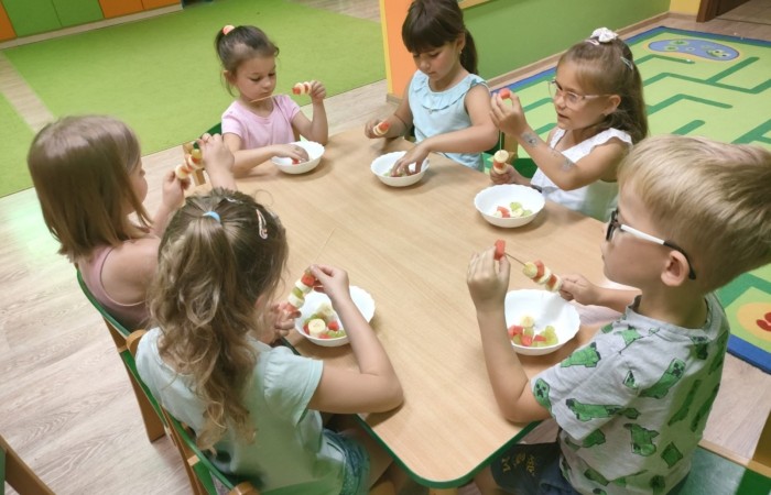 „Na zdrowie” – owocowe szaszłyki w przedszkolu
