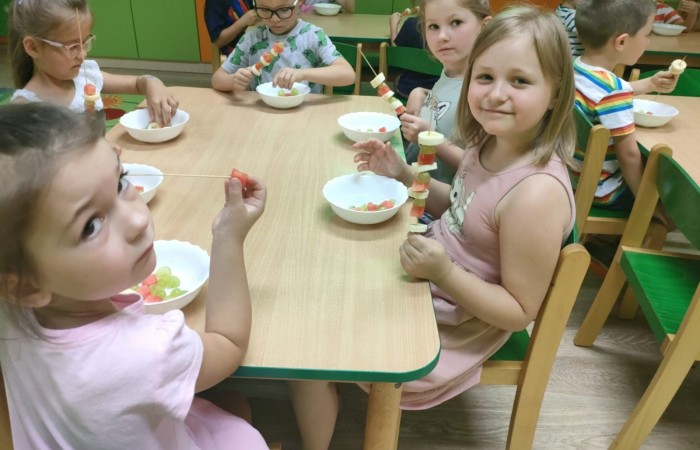 „Na zdrowie” – owocowe szaszłyki w przedszkolu