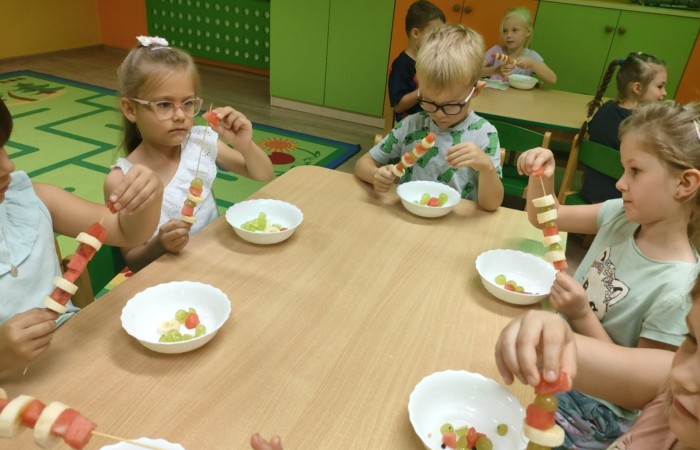„Na zdrowie” – owocowe szaszłyki w przedszkolu