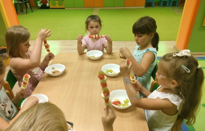 „Na zdrowie” – owocowe szaszłyki w przedszkolu
