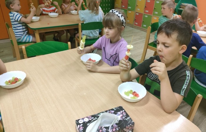 „Na zdrowie” – owocowe szaszłyki w przedszkolu
